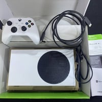 اكس بوكس سيريس اس ( S ) للبيع نظيف حيل ومكفول من الاعطال والفتح والتصل...