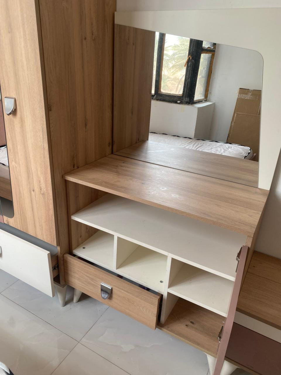 غرفة للبيع بغداد الدورة استعمال قليل جدا حوال الشهرين بس 5 قطع و المكتبة مالته ما مفتوحه بعد السعر 450 وبيه مجال 
للتواصل ***********
