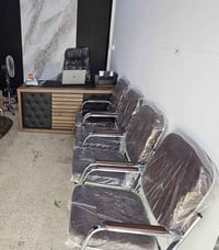 للبيع ميز حجم كبير  مع كراسي عدد 4 و كرسي مكتب   07710078035