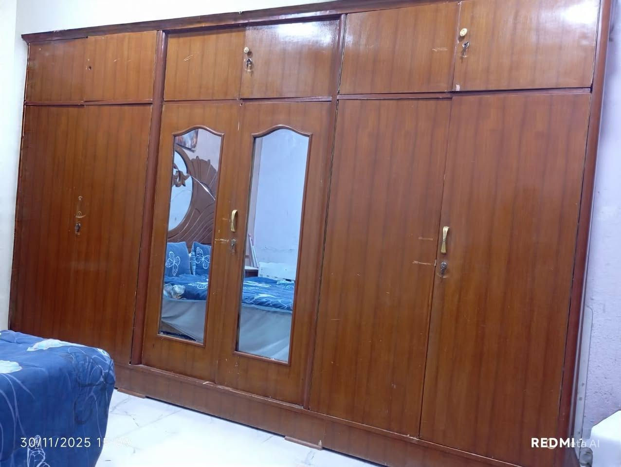 غرفة نوم للبيع وبسعر 300الف بس مكاني نحف لشراي يتصل ع هذا رقم ***********
