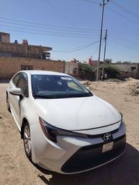 سياره للبيع كورلا 24 وارد أمريكي ماشيه 18 مكينه 2000 ياباني  حره بااسم...