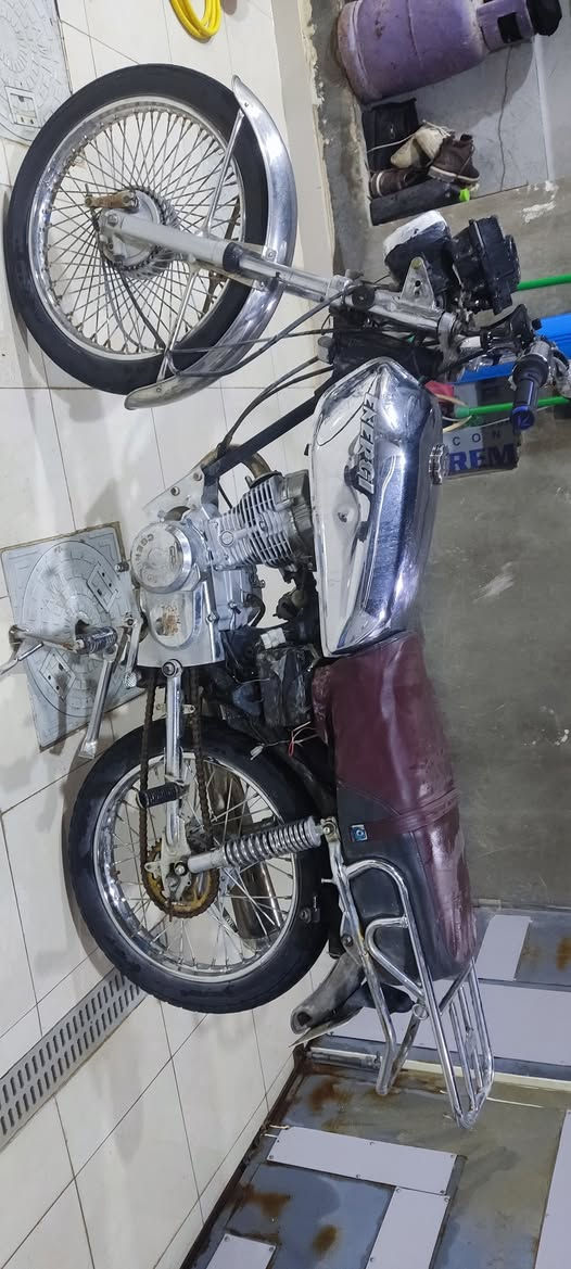 ماشاء الله تبارك الرحمن اللهم صل على محمد وال محمد متاح دراجة اربعة گير مديل 16 لون سلفري 
دراجة نظيفة ومامفتوحة بس مفيلسة غراضهة بلاد 
دراجة مرقمة سنوية بسمي
 رقمهة نجف 
مداور ثاني يوم
مكاني نجف حي النداء 
سعرهة 900 وبية مجال 
الي حاب يشتريهة يتفضل خاص او على يتواصل وياي على الواتساب خاف مامتواجد هذا رقمي ***********
وبخدمتكم ♥🙏
#الجميع
