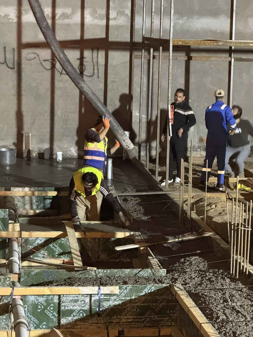 اللهم صل على محمد وآل محمد
تم بحمدلله صب رباط ارضي شريطي في القبلة حي المهندسين 

تم الصب بقوة انضغاط C35 حقيقي

#للصب_المركزي_الجاهز في جميع مناطق البصرة 

🔴 اهم مواصفات الكونكريت لدينا:-  

1-جميع المواد ( الحصى والرمل والاسمنت ) مفحوص مختبرياً 

2- الماء المستخدم في الخلط RO وخاضع للفحص .

3- المواد المضافه تكون حسب الطلب ومستورده من اوربا .

4- معاملنا فوول اوتاماتيك .

▪️ الانتاج والاشراف من قبل كادر هندسي من ذوي الخبره

المعمل يحتوي على 5 بم {43,42,36,34,34} ويحتوي على 16 خباطة 

للتواصل ***********

حسين المنصوري #للكونكريت_المركزي_الجاهز

ونسأل الله التوفيق للجميع يارب
