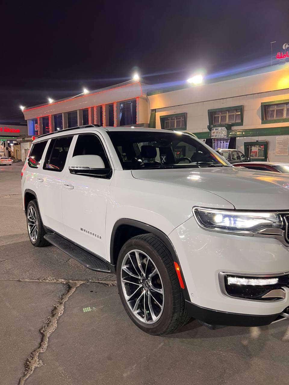 جيب واكنير 
مديل 2022 فول مواصفات 
6 راكب كشنات منفصل 
الباب الموضحه بي الضربه مبدل وكاله من امريكا نفس اللون 
مكينه 8 سلندر 5000 سنويتها ل29 ماشيه 95
الكشنات تدفئه تبريد وكهرباء فول
وبعد كلش اهواي مواصفات بيها
السعر 405 وبيها مجال قليل 
*********** البصرة, العراق
