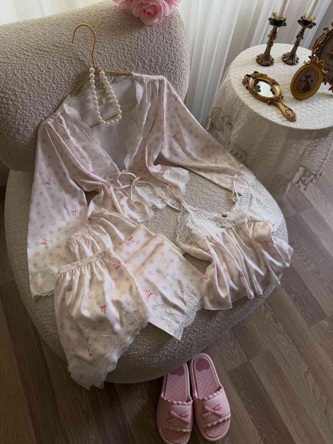 ⁨	بجامه حرير ناعم٤قطع
السعر/٤٠
القياسات/m. L. xl⁩


**إذا كنت صاحب هذا الإعلان وتريد حذفه لأي سبب، رجاءا أرسل رسالة إلى الدعم الفني**