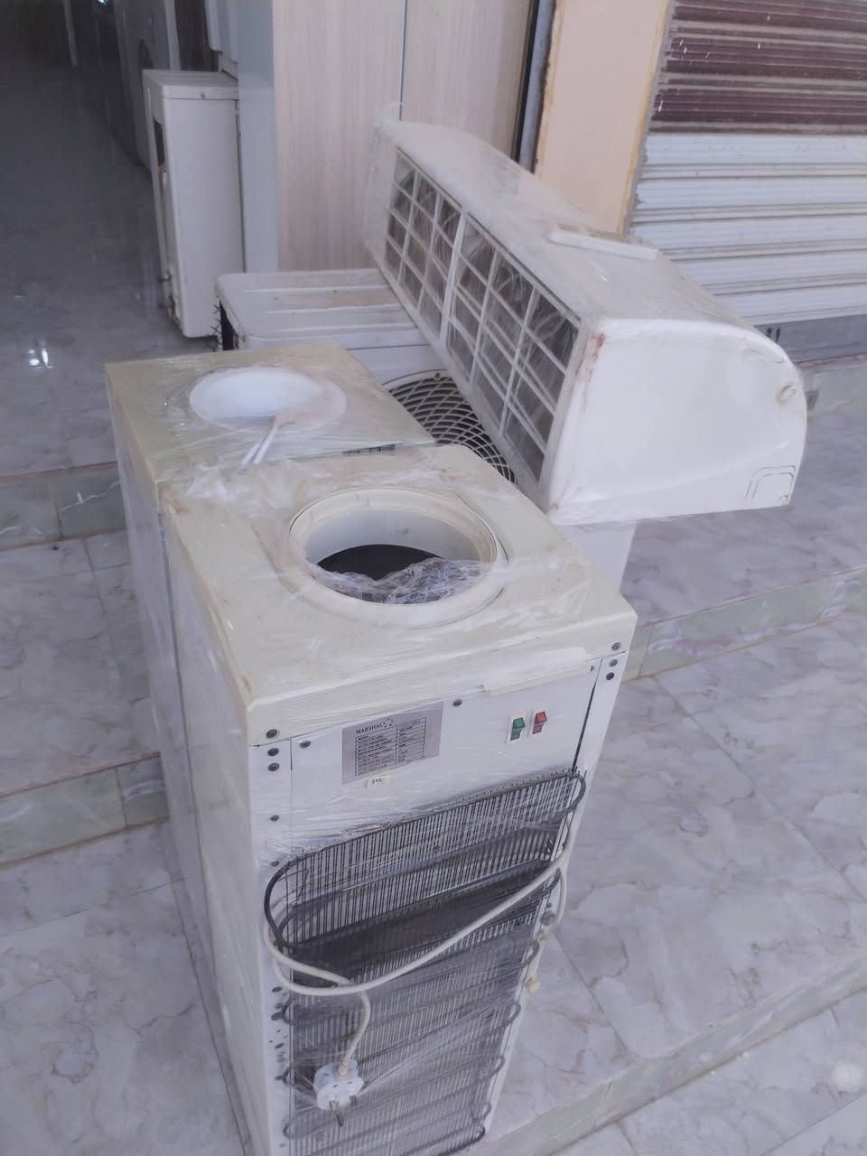 اللهم صل على محمد وال محمد بفضل الله وام البنين تم وصول حاويَة أثاث مستخدم وجديد العنوان واسط نعمانيه شارع جعفر الطيار مقابل معرض أبو نور للسيراميك اي استفسار مراسلة الصفحة او الاتصال على الرقم *********** /***********
