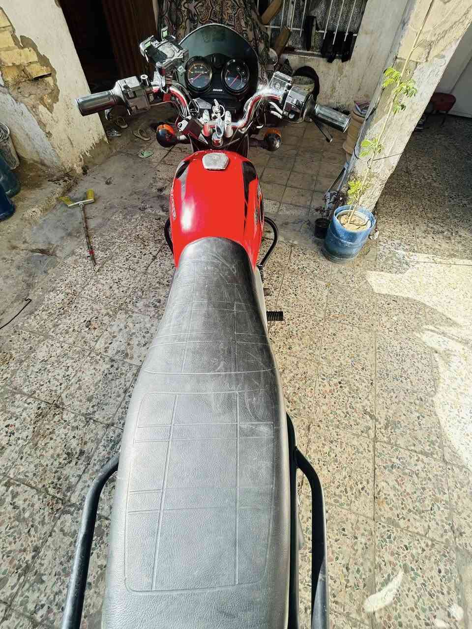 سلام عليكم شباب دراجه بوكسر موديل2021الدراجه مرقمه رقم إنكليزي الدراجه كفاله عامه من اي نقص أو فتح بيه شغله بسيطه صغيره بيه رصعه بالتانكي ما بينه الله شاهد ومثل ما موضح بالصور نضافه الدراجه العنوان بغداد حي اور تحويل ويه صاحب الدراجه مباشر ***********
