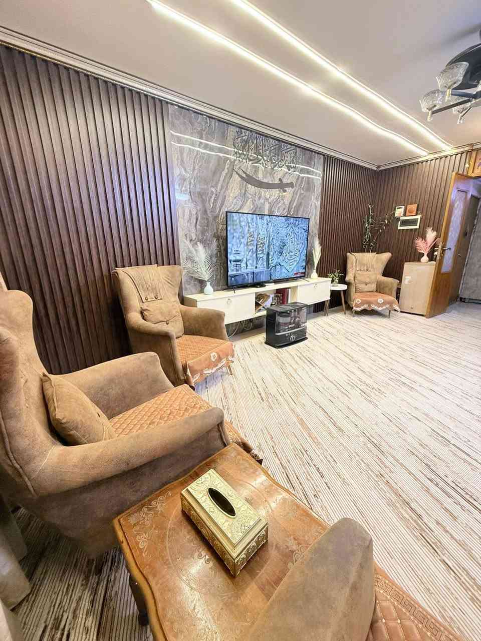 السلام عليكم شقه للبيع ملك صرف عماره 161 طابق ارضي علشارع العام معروضه مع الاثاث
سبالت 4 

غرف نوم3

تخم 

شاشات 4

ثلاجات 2 

كاونتر بارد 

كاونتر حار 

بعد هواي غراض وياها 

الاتصال ***********
