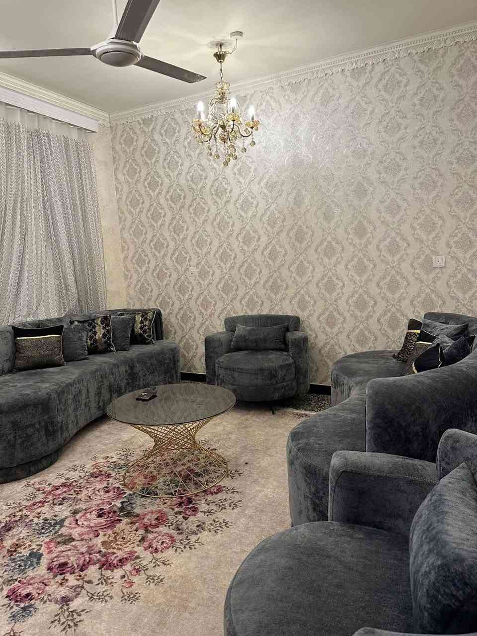 ✨ للبيع تخم قنفات راقي وفخم ✨
📍 الموقع: بغداد

🛋️ التخم يتكون من 8 قطع كاملة مع المخاد الصغيرة.

✅ كرسيين منفصلين دوّارين (يلوفن 360 درجة). ✅ قماش ناعم وفخم بلون رمادي أنيق. ✅ تصميم عصري ومريح جداً للجلوس. ✅ مناسب للصالات والمجالس ويعطي فخامة للمكان. ✅ نظيف ومحافظ عليه وحالته ممتازة.

💰 السعر: 1,200,000 دينار عراقي

📞 للاستفسار: ***********
