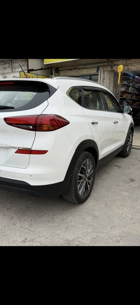 السلام عليكم توسان 2020 رقم بغداد ب اسمي
 مكفوله عدا بارد بلباب صغير
 ماشيه 92 
كشنات جلد بصمه 
داخل صاج وباقي مواصفات معروفه 
تايرات جدد صدر جديد ممفتوح ابد مال شركه فقط شمعات مبدل
السعر 210 وبيها مجال 
مكانها بلديات تقاطع المصرف 
***********
