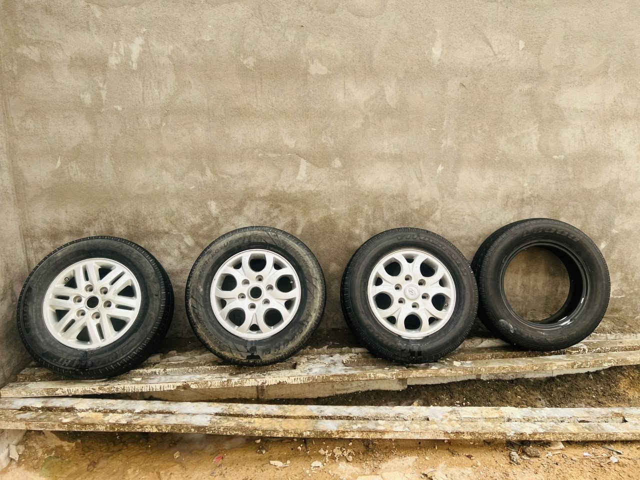سلام عليكم شباب زوج ويل عادي هوه وتايراته وياهن تاير همين بدون ويل سعرهن  75 ويل ابو النجمه هوه وتايره سعره 75 مكاني  البصره الهارثه  (***********)
