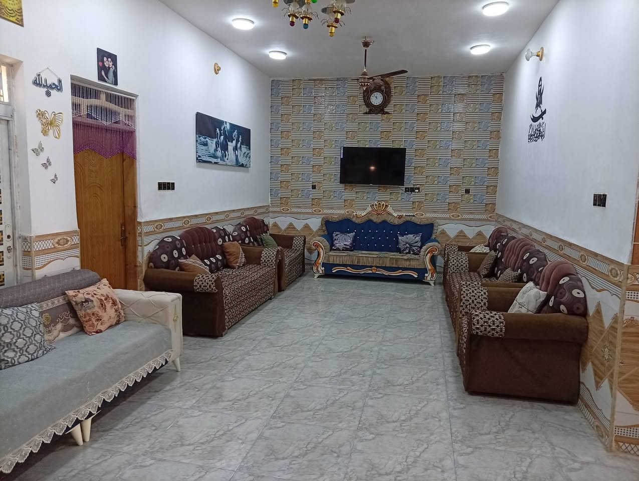 بيت زراعي للبيع المساحه 360 يتكون من 3 غرف + صالتين + مطبخ + ديوانيه + صحيات خارجيه  + حديقه + كراج العنوان شارع الشفيج  مقابل البراز عل تبليط ***********
