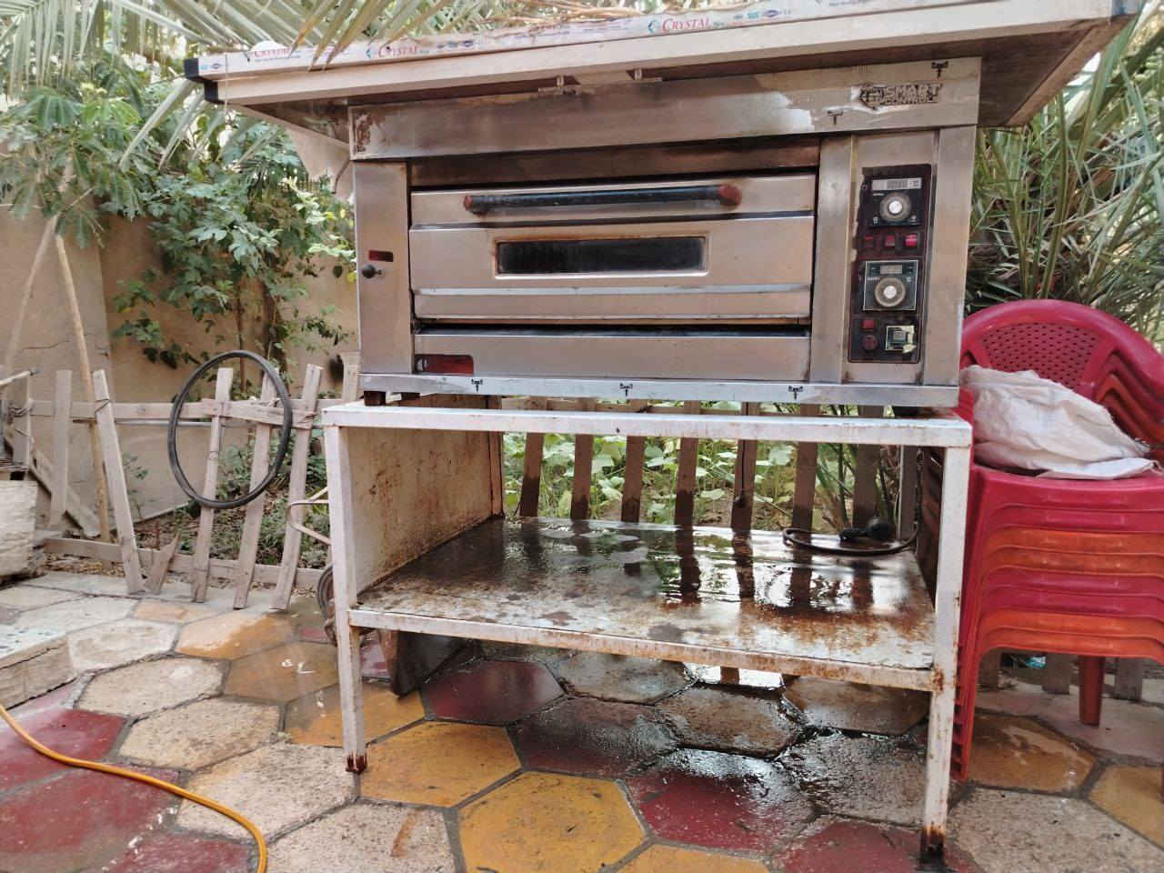 فرن بيتزا للبيع مع ملحقات الميز و 50 صينيه متنوعت الحجام للتواصل *********** مكان نجف سعر 650,000 الف وبي مجال
