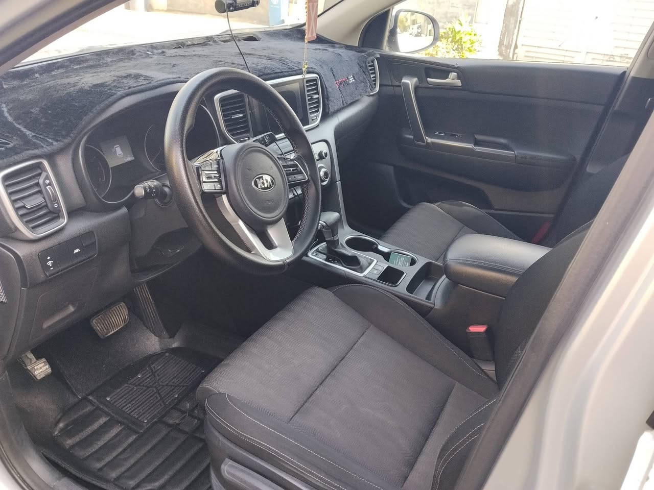 السلام عليكم 
سبورتج للبيع موديل 2020 وارد امريكي اللون سلفر فاتح رقم اربيل الجديد محرك 2400 GDI ضررها بابين عكس السائق مصلح والخلف مبدل حسب السونار المرفق وصور الحادث ايضا  ماشية 89 الف ميل مواصفات عادية وتحتوي على ثلاثة وضعيات للقيادة (اقتصادي . اعتيادي . سبورت) وكذلك مانع منحدرات  وموجودة السيارة في الكرخ /السيدية وسعرها 156 $ ورقة وبيهة مجال بسيط وللتواصل ***********
