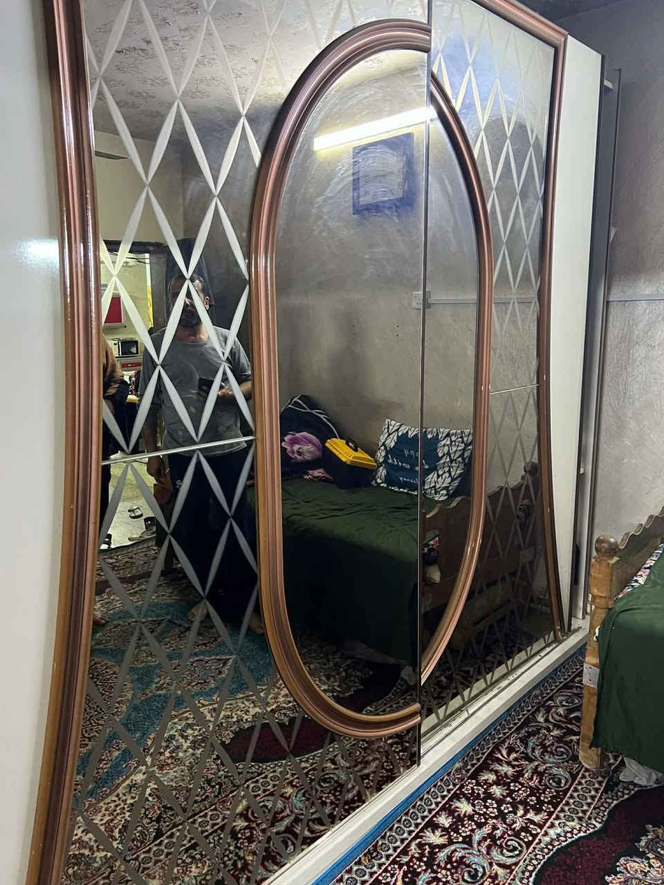 السلام عليكم غرفة نوم  للبيع خمس قطع نظيفة بيها نواقص بسيطة مثل ماموضح بالصورة السعر ٥٠٠ وبيها مجال  المكان معالف قرب حسينية سيد جبار  ***********
