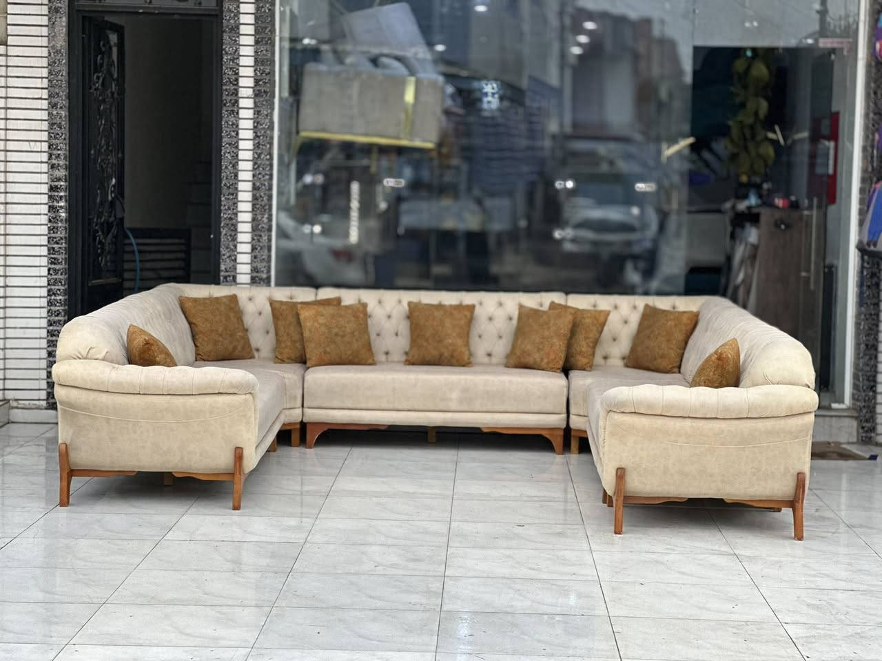 كورنر تركي  U وتكدر تخليه حرف L     دبل زاويه محتركات متكون من 13 نفر واكثر نسبة نضافته 100/100 اخو الجديد هيكل  والقاعده والرجل بل كامل خشب زان قماش شاموا وترو بروف    ضد سوائل مقعد طبي سوفت امريكي فول بوليستر   
قياسات الكورنر حاليا  350سم/3 سم/340سم/
 جوكرات بيه 2 والزاويتين متحركة هم جوكر  تكدر تغيير القياسات براتحك   عنوانه اربيل زانكو 99 قرب مطعم كص سنگر يوجد توصيل ل بغداد ولباقي المحافظات   *********** واتساب فقط علي
