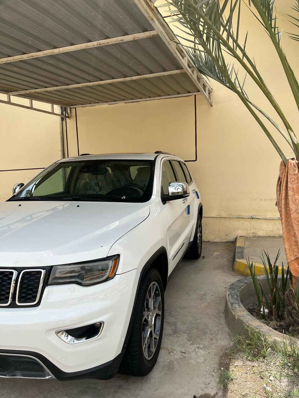 السلام عليكم
جيب كراند شيروكي لمتد X وارد أمريكي 
موديل 2019 ابيضّ لون 
السياره فول مواصفات للأخير من عدا جكات 
رادار امامي خلفي جانبي 
بانورما 
خزن ميموري 
مقاعد الاماميه تدفئه تبريد 
مقاعد خلفيه تدفئه فقط 
دمام امامي دمامي خلفي 
كار بلي 
معروفه باقي المواصفات 
السياره بيهة 3 قطع 
السعر 230 وبيها مجال 
السياره فول نصبتها وفول جماليه والصور تحكم 
الرقم .***********
