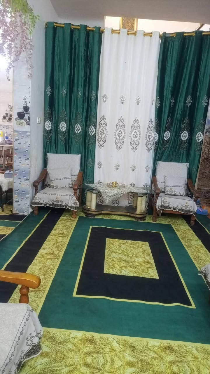 السلام عليكم ..بيت للبيع ..160م
خلف حسينيه حواس 
للتواصل ***********
