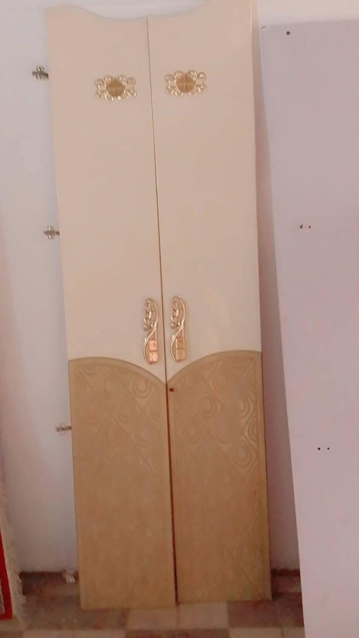 سلام عليكم مكلف ب. النشر 

غرفه تركي درجه اولى كامله من كل النواحي 
كنتور 6 ابواب معه كنتور ؛ وجربايه وميز تواليت وميز بلازمه وزاويه و2ميوزه اصغار كامله من كل النواحي وجديده كلش. مستخدمه شي بسيط السعر 300.   رقم صاحب الغرفه 0770 944 3359‬
