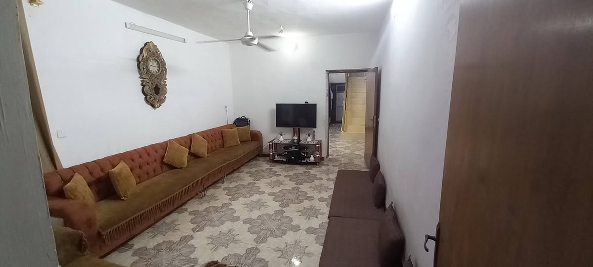 بيت مساحة ١٧٠ م طابقين 
الواجهة ٨.٥٠ م
النزال ٢٠م
الطابق الاول
مطبخ 
استقبال
غرفة نوم  
صحيت داخلية وخارجية
الطابق الثاني 
غرفتين نوم 
صحيات
الموقع بلور الحرس 
ثاني فرع.
المنطقة خدمات كاملة تبليط وكهرباء ومجاري 
للاستفسار 
***********
