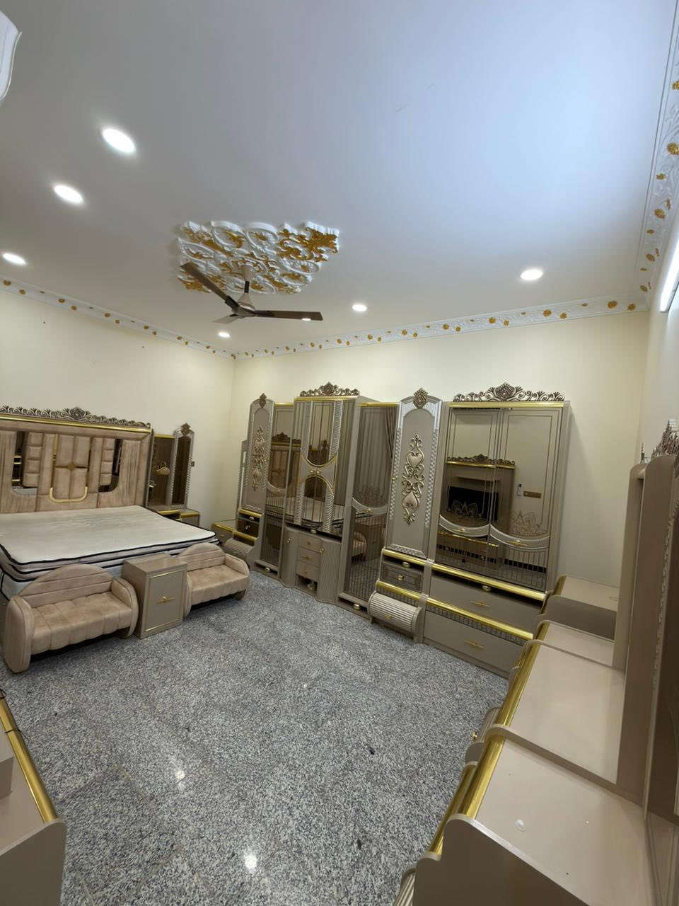 مشتمل للبيع المساحه 93م بناء حديث فول درجه اولى الواجهــة 4م النزال 19م يحتوي على (4) غرفه نوم كبيرة مع باقي الخدمات .

📍العنوان: حي البنوك خلف شارع الكنيسه موقع ممتاز جداً شارع نافذ عرضه 15م.

(بناء سنه 2025 غير مسكون)

(علماً أن المشتمل يباع مع الاثاث)

للأستفسار اكثر مراجعة مكتب (القمه) للوساطة العقارية الواقع في شارع الكنيسة او الاتصال على الرقم التالي:

*********** متوفر واتس اب
