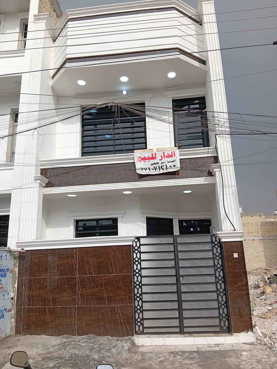 مشتمل 50 متر للبيع الشعب حي المهندسين زراعي عقد 117 شارع 15 الوسط المربع الاول طابقين او نص هسه طلعت العماله بناء جديد مدخلين استقبال او مطبخ او خدمات الطابق الاول والثاني غرفتين نوم او خدمات والبيتون غرفة كامله السعر 85 مليون اتصال او واتساب ***********
