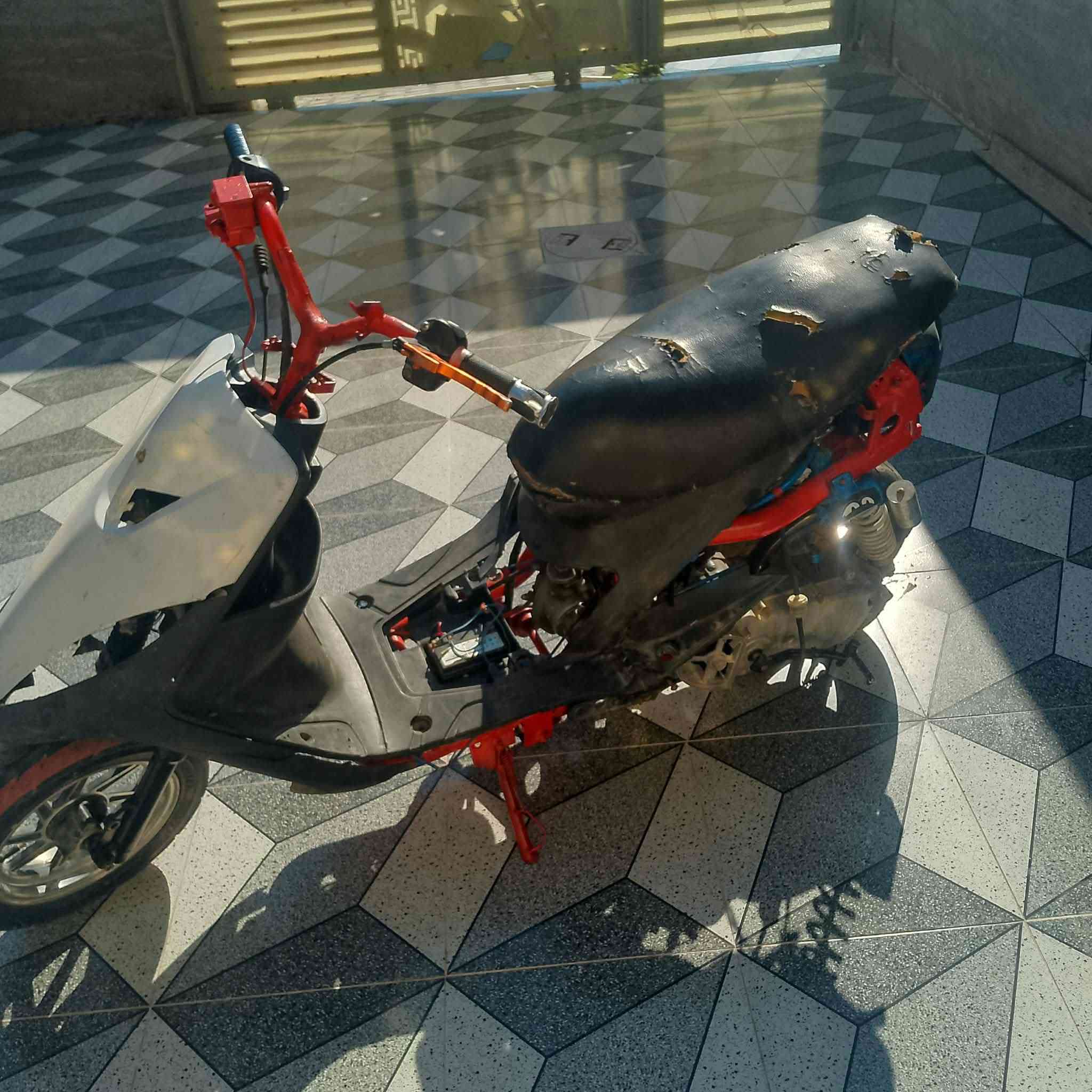 ماكس عدله بوشه 49 مكينه نضيفه لا تبخير ولا تنقيص دراجه شلعه ومعدل مكاني كنعان سعرهه 300 وبيهه مجال قليل اخوان موشراي لاتعبني ***********
