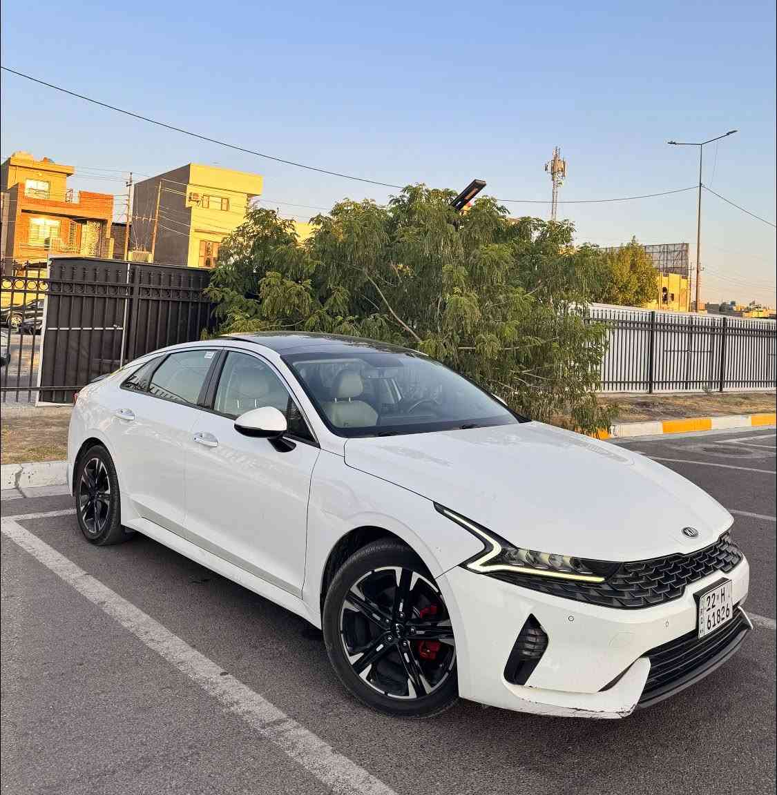 كي فايف 2021 خليجي مكفولة كفالة عامة من صبغ وتبديل وفتح ومكينة وكير مكفولات ايضاً 
بيها رصعة بالجاملغ الامامي ممصلحها وبيها كم شخط بسيطات 
فول١/١
بانوراما
كاميرا خلفيه
مقاعد جلد
تبريد قطعتين
تدفئة مقاعد 
بگ لايت لد
ويل 18 مال شكل الجديد
مثبت سرعه
هاند بريك دكمه
اوتو هولد
حساسات امامي خلفي
رقم اربيل الدولي تحويل او وكاله
لون ابيض
190وبيها مجال 
للاستفسار
***********
مكاني بغداد السيدية
