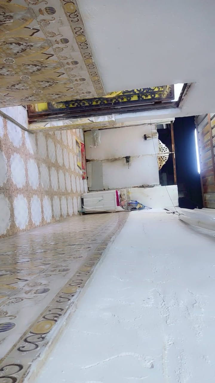 اسلام عليكم  بيت البيع.تجاوز   بل حيانيه شارع ستين  البيت متكون من غرفه وصاله ودانيه ساحه جيبره والبيت نضيف بناء جديد كل سراميك حته ساحه سراميك. البيت لا علي كص ولا جاين تبليغ ابد الله شاهد شارع نضيف خوش ناس امان كل يمك مدارس صدليات اسواق كلشي متوفر البيع السباب خاصه شراي فقط نتصل ع هاذ رقم *********** سعر اب 16بي مجال
