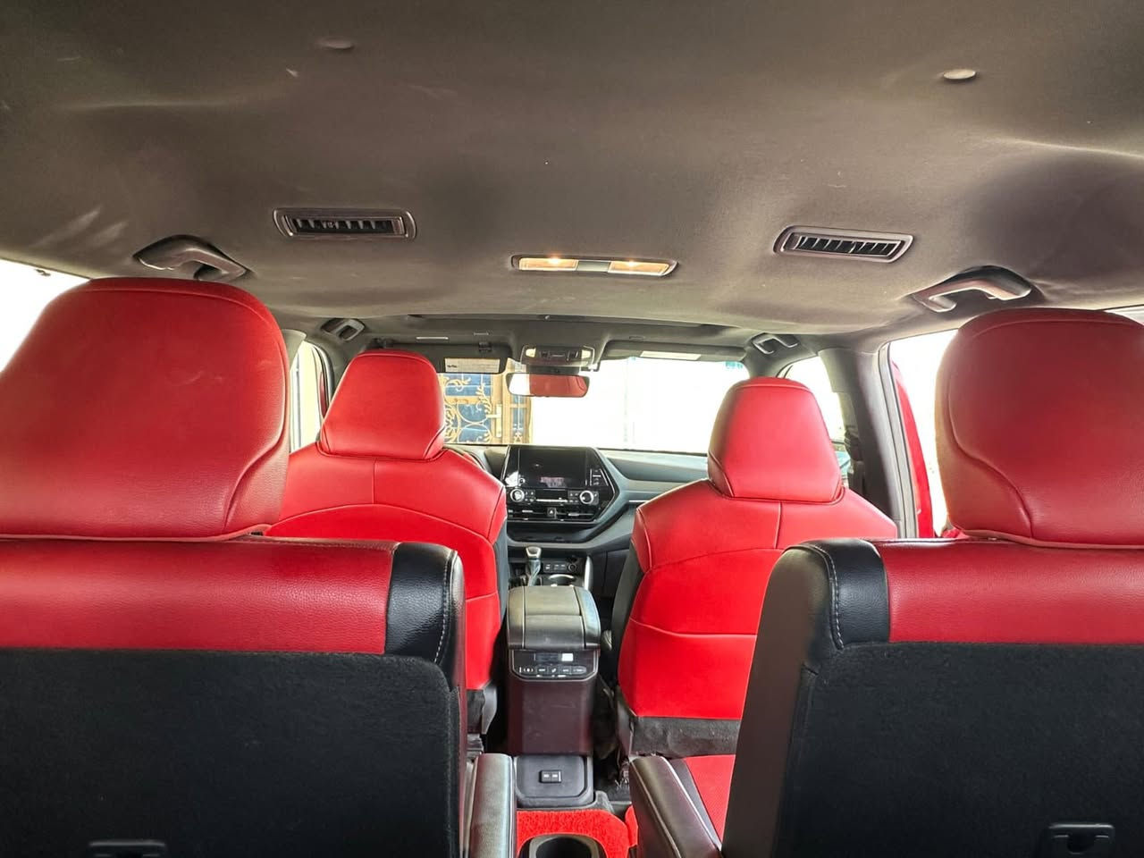 السلام عليكم للبيع هايلندر 2023 فول موصفات VIP بيها قطعتين صبغ وقطعه بارد فقط السعر 295 للاستفسار اكثر ***********
