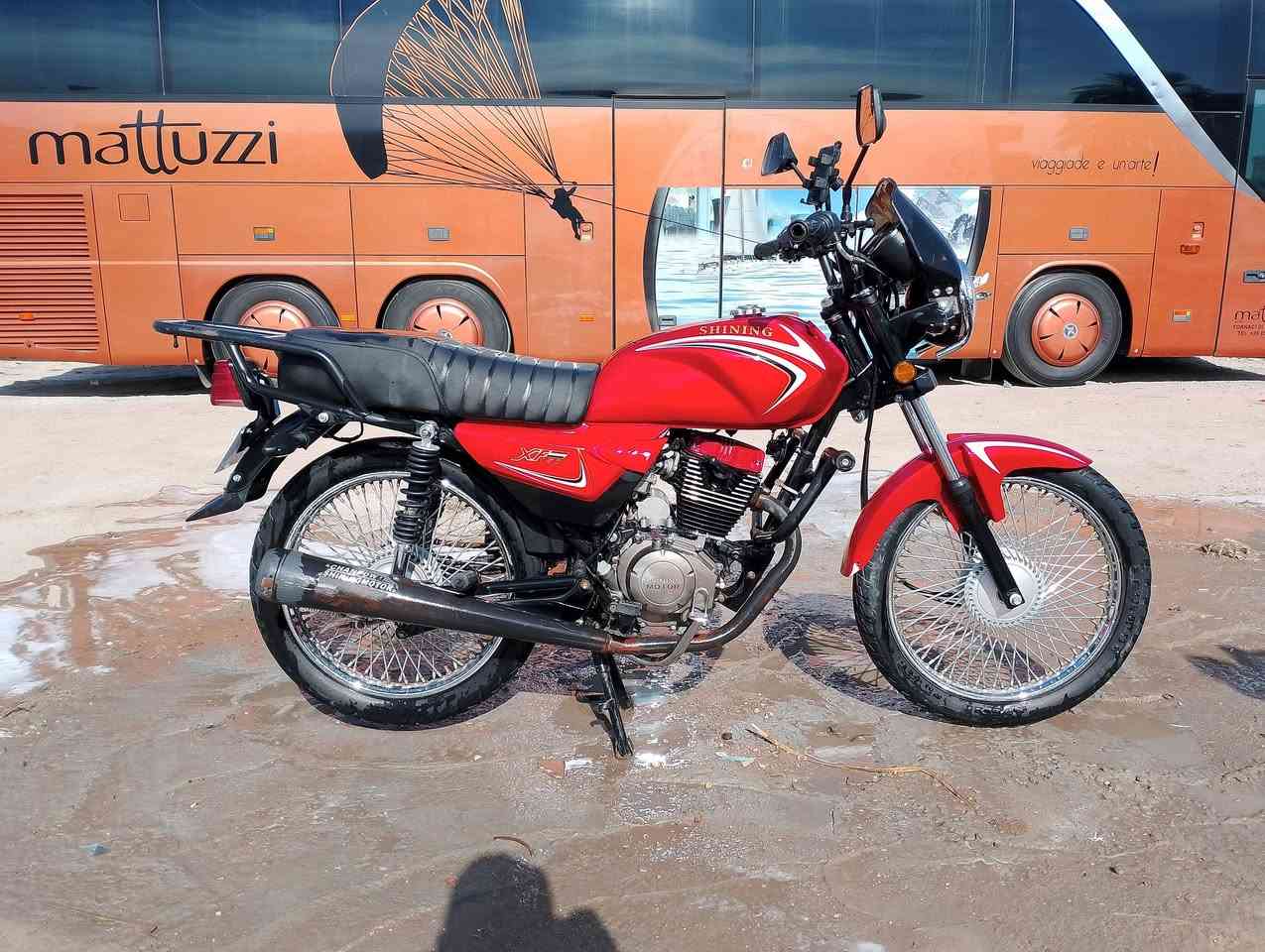 السلام عليكم دراجة شاينك طالعه بل الشهر السابع مامفتوح بيها براغي السعر 900وبيها مجال بسيط العنوان بابل حله  حي الزهراء *********** مطلعها من السلامي
