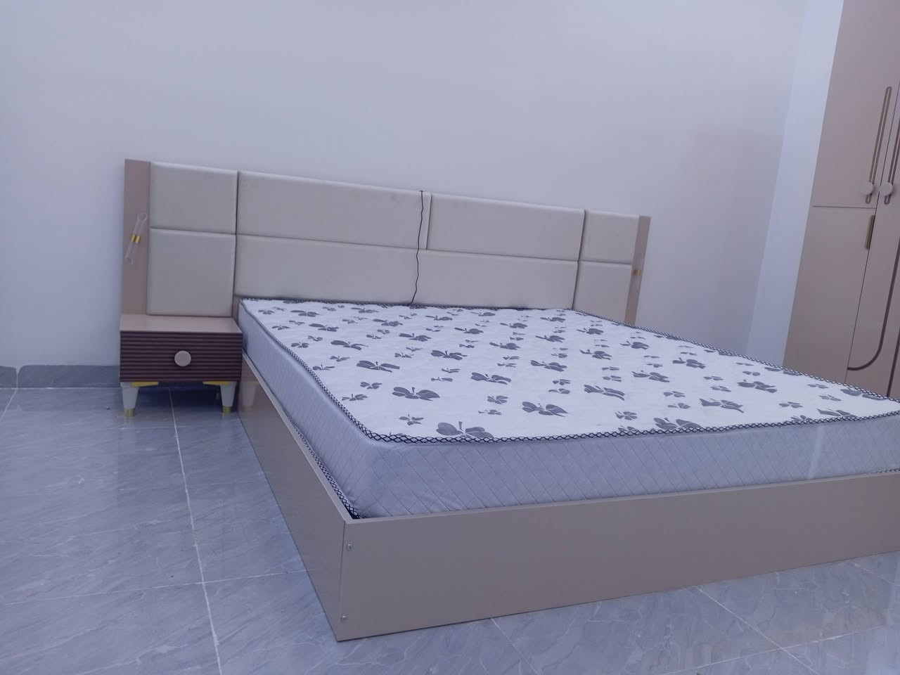 غرفة نوم تركي اصلي ما مستعمله 
السعر 700وبيها مجال
***********
***********
