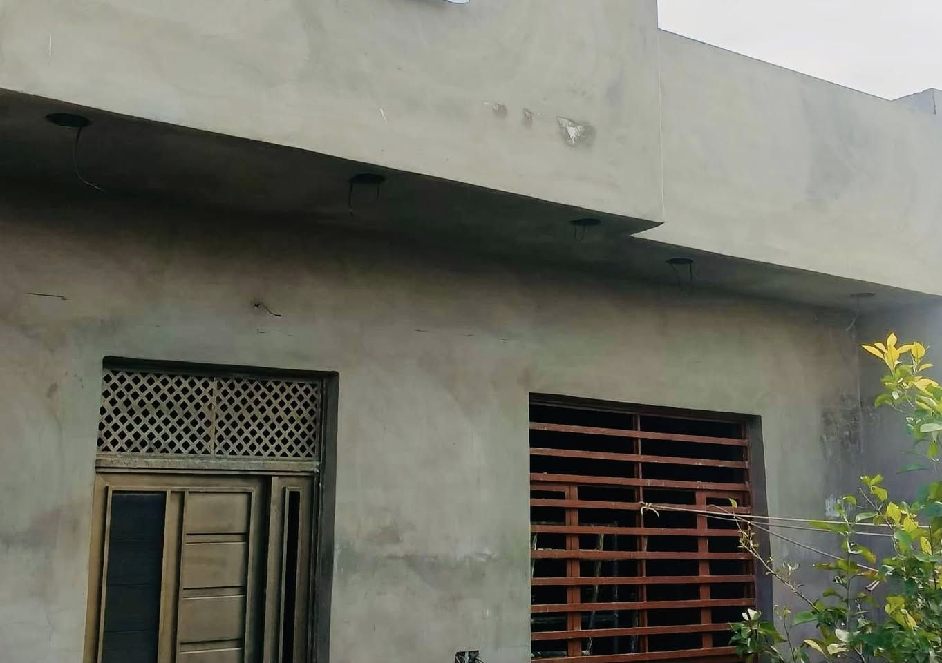 السلام عليكم
دار للبيع المساحه 250م شهداء التصنيع مقابيل الطابو زراعي قرار 117 
يتكون البيت غرف نوم عدد 2
استقبال مطبخ طرمه حديقه بيت كامل 
السعر ٩٥وبي مجال للاستفسار ***********
