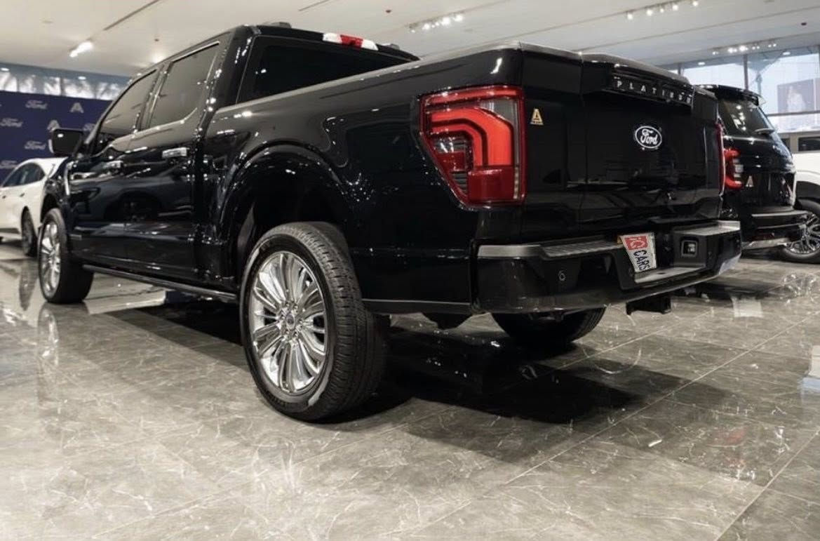 للبيع …..
(خليجي)Ford F-150  Platinum

مغلفة ppf + تضليل 100‎%‎ بالسنويه 

تأتي مع ضمان الوكالة لمدة 5 سنوات

ضمان شركة الكاصد 

—————————————————

محرك Hybrid v6 twin turbo 

الكير 10 نمر 

الممشى 8.000 كم السيارة زيرو

دفع رباعي: 4WD

—————————————————

-باب صندوق خلفي ذكي (Pro Access Tailgate) يفتح جانبيًا لسهولة الوصول

-مقاعد جلدية فاخرة متعددة الأوضاع مع خاصية التدفئة والتهوية، ونظام تدليك (Active Motion).

-شاشة معلومات وترفيه تعمل باللمس قياس 12 بوصة تدعم Apple CarPlay و Android Auto

-نظام صوتي B&O Unleashed من Bang & Olufsen بـ 14 مكبر صوت

-نظام المساعدة في السحب المتطور (Pro Trailer Backup Assist)

-نظام Pro Power Onboard لتزويد الطاقة بالطاقة الكهربائية (مواتير ومعدات)

-كاميرات 360 درجة

-عتبات جانبية كهربائية

-سقف بانوراما

-مثبت سرعة ذكي Adaptive Cruise Control.

-نظام المحافظة على المسار

-تحذير الاصطدام الأمامي مع فرامل تلقائية

-كاميرات ومساعد ركن

-سياقه اليه 

-هاند بريك تلقاىي 

-مولد كهربائي 10A 

-نظام الاصطفاف الالي Auto park

-مقاعد مساج +تدفئة + تبريد

—————————————————

السياره جديده وزلغ مابيها بعدها زيرو عله ضمان الوكاله تبديل دهن مجاني + فلتر مجاني

للاستفسار الاتصال على:

***********
