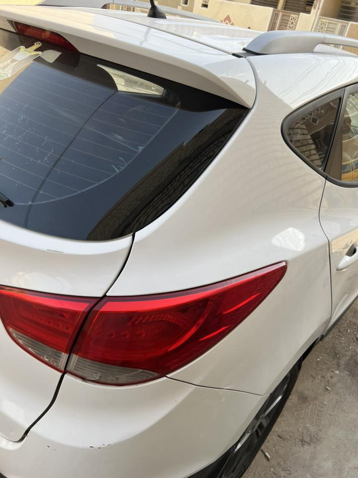 توسان 2015 بأسمي
رقم بصره انكليزي 
بيها جاملغ و باب تبديل بدون دواخل 
مكينة كير تبريد ع الشركه 
133 و بيها مجال قليل ***********
