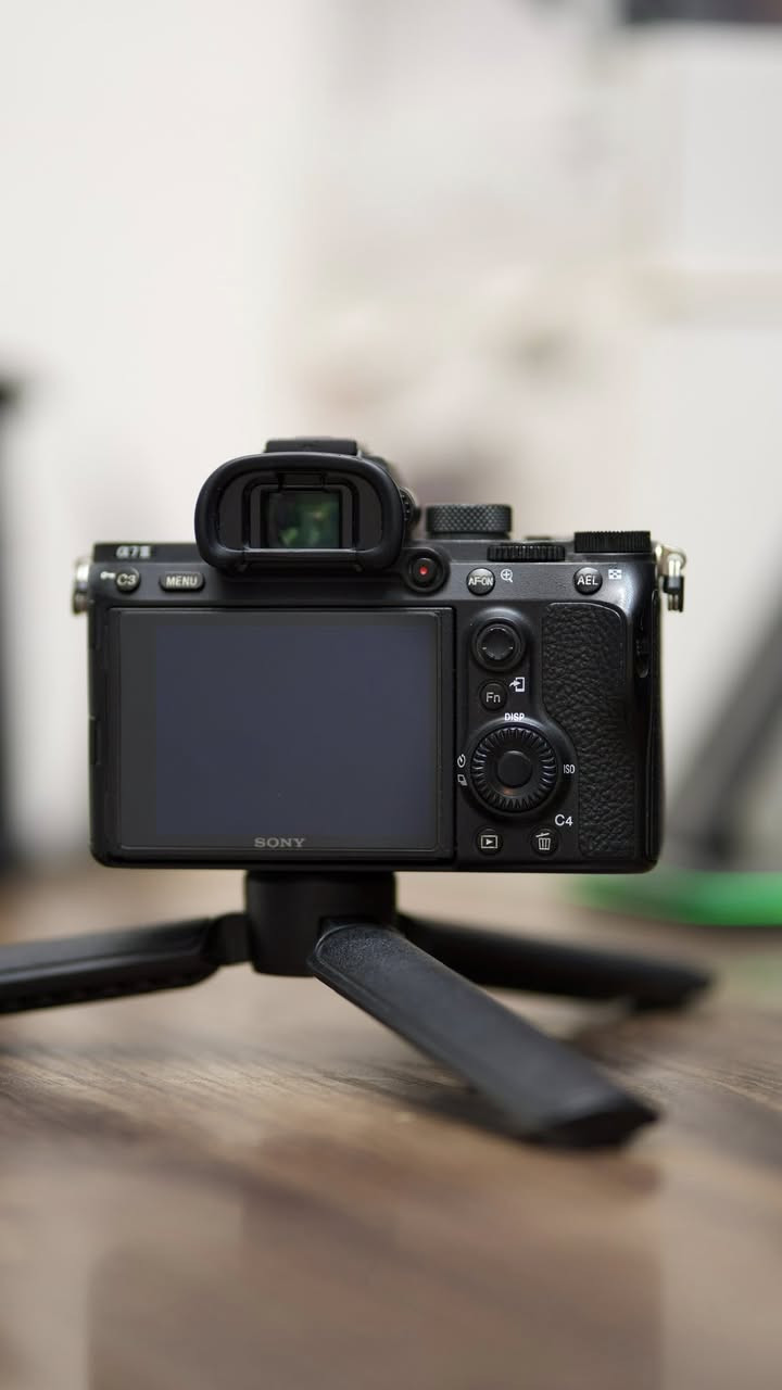 السلام عليكم سوني a7iii بدي فقط
 الشتر 54الف
 السعر مليون و50 الف
 الكامره موضحه بالصور من كل الجوانب
 مع عداد الشتر ايضاً 
متواجد واتساب ***********
