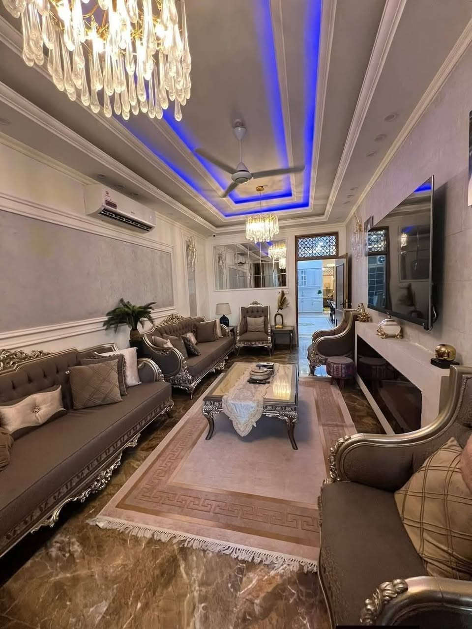 بيت مساحته 110 بستنه سند 25 طابقين يحتوي على 3 غرف نوم فوك  وغرفه جوه مكانه حي العباس عامود 20 البيع مع الاثاث  للاستفسار ***********
