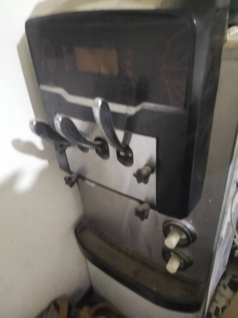 جدر كنتاكي 750 الف
مكينة ايسكريم مليون
***********
