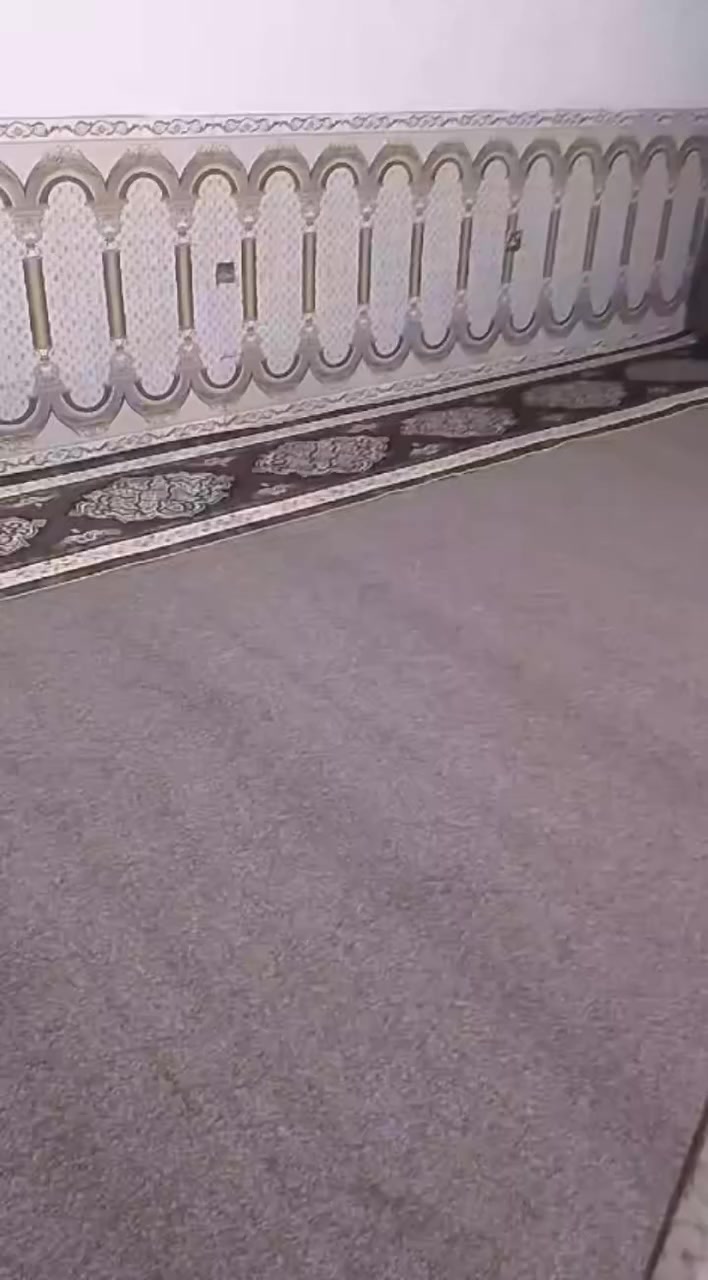 السلام عليكم بيت مساحه 100 متر طابق ونص حي طارق الوسط شارع 15 مقابيل حسينيه ابو صالح *********** السعر 55 وبي مجال
