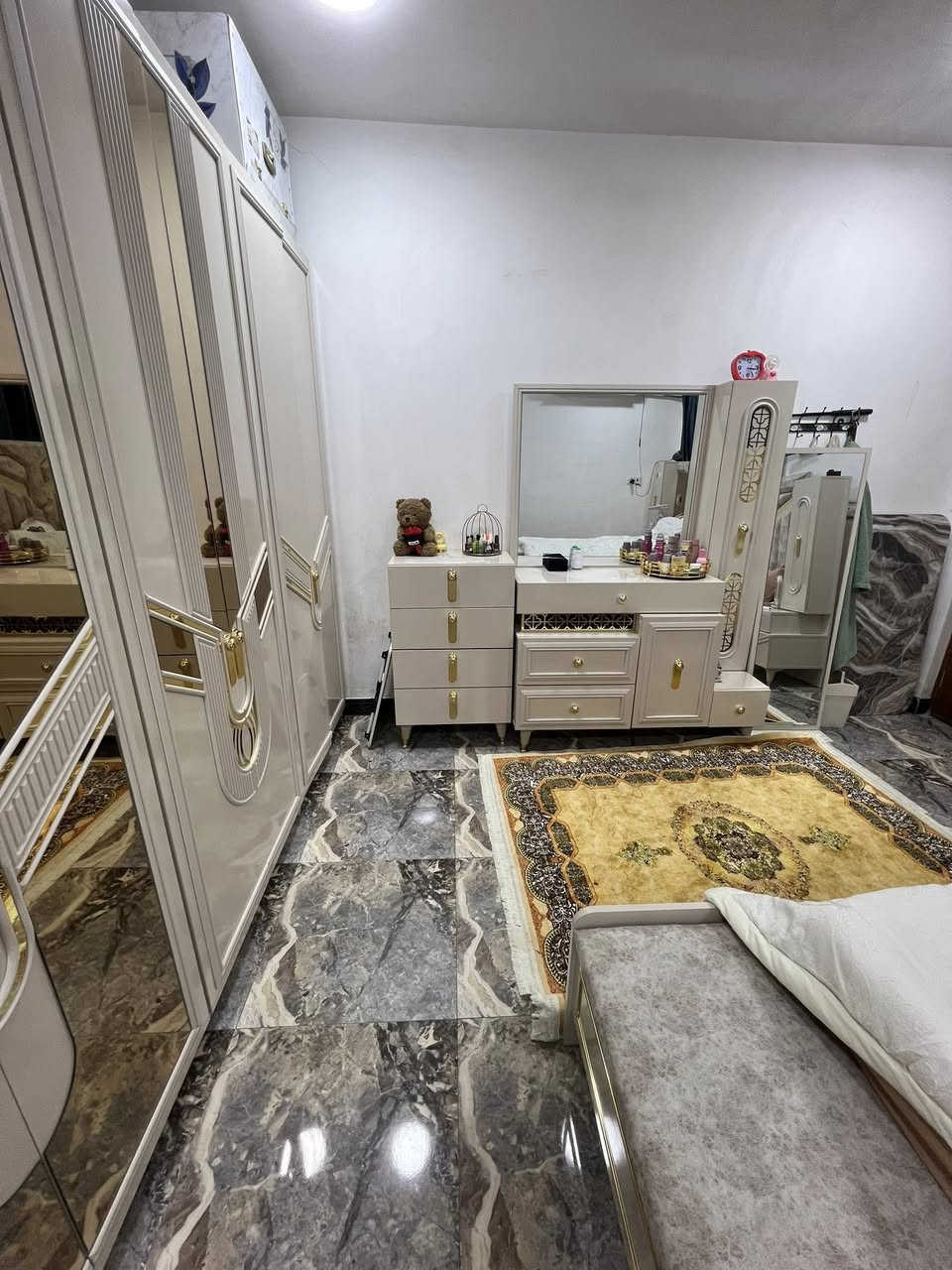 غرفة نوم تركي وزن الثقيل اصدار 2025 صارلها  5 اشهر من شادهة سبب البيع حولت بمكان غرفة اصغر نضافتهة 100 % سعرهة 1750 للستفسار ***********
