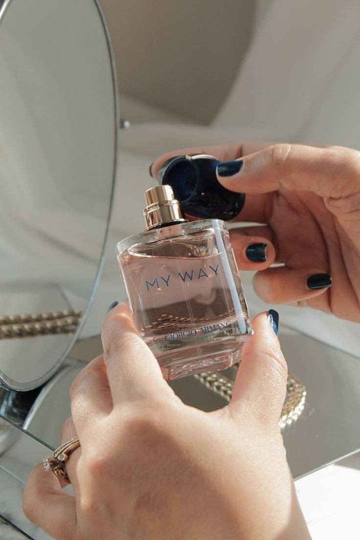 عطر ماي واي  MY WAY
عطر نسائي مثير هادئ🌸
ماي واي عطر الاثارة النسائي 
الهادئ من اصدارات بيت الأزياء والعطور الإيطالي الشهير جورجيو ارماني Giorgio Armani.💖🌸
زهري مثير للنساء من العائلة العطرية فلورا My Way عطر . تم اطلاق العطر حديثا😍❤️
🌸 باقة عطرية استثنائية فواحة تشذو بعبير الياسمين يمزج هذا العطر النسائي المضيء بين الروائح الزهرية والحمضيات والخشبية والبودرية لجوهر رقيق ورومانسي يجعله المميز من بين مجموعاتك المفضلة في الطقس الدافئ 🌸🌸
المكونات العليا من زهر البرتقال والبرغموت تضفي كثافة متلألئة منذ البداية ، مما يخلق جوا مهيبًا . ومما يزيد من إبراز هذه المكونات هو الياسمين الهندي ومسك الروم في قلب العطر ، والتي تتحد لتشكل باقة أنثوية مبهرة أخيرًا ، تشتمل اللمسات الأخيرة على المسك الأبيض وأرز فيرجينيا وفانيليا مدغشقر في القاعدة ، مما يجذب أي شخص قريب بديناميكيتها الحسية الناعمة 
الحجم ١٠٠ ملم


**إذا كنت صاحب هذا الإعلان وتريد حذفه لأي سبب، رجاءا أرسل رسالة إلى الدعم الفني**
