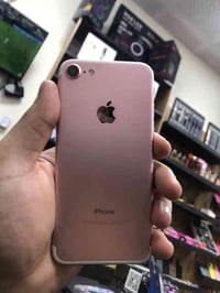 يفون ٧  الذاكرة ٣٢  اللون وردي  الجهاز بلادي لا مفتوح ولا مستبدل  بصمة...