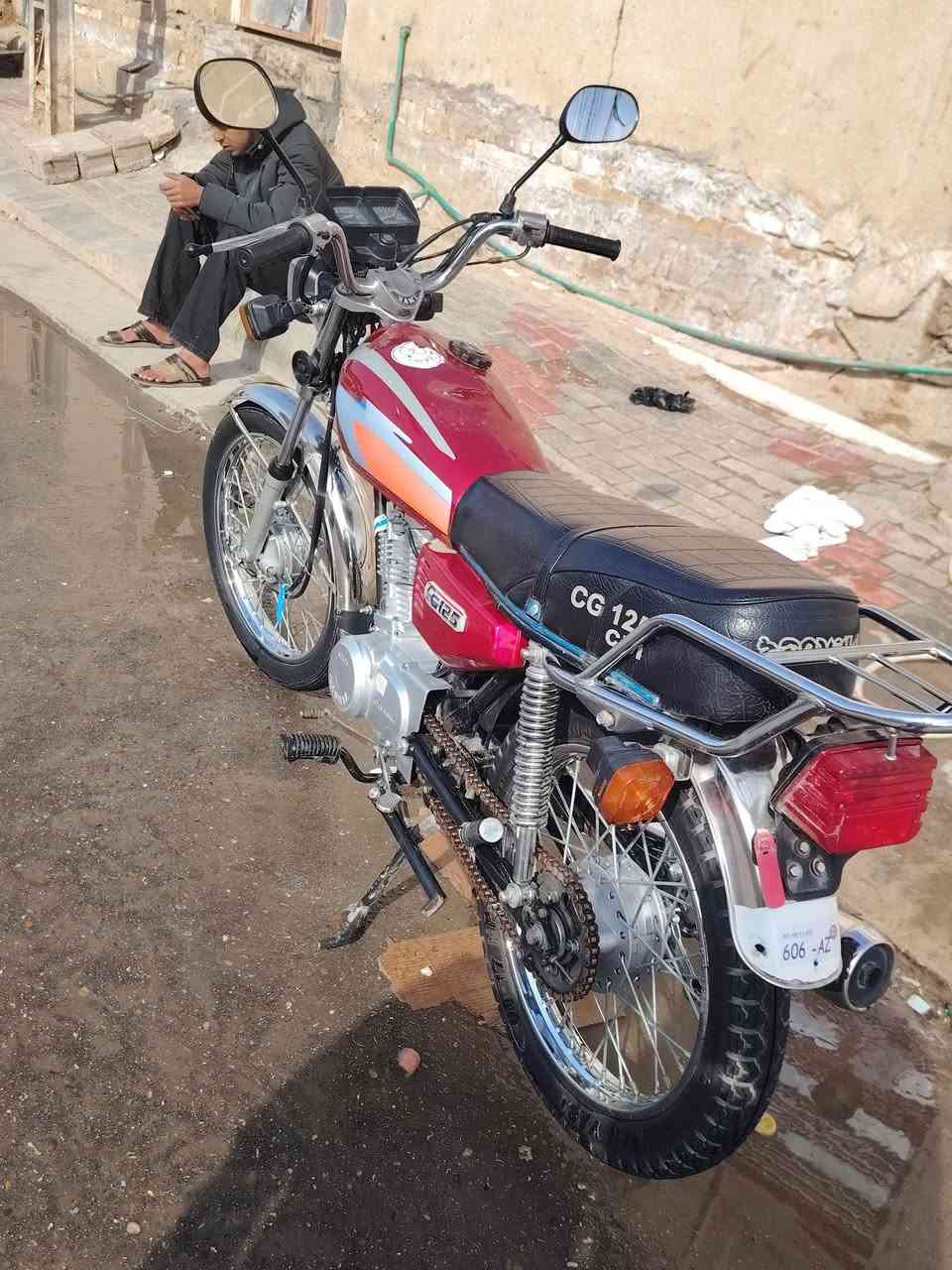 سلام عليكم عندي دراجه اربع كير م24 سكنر للبيع ***********
