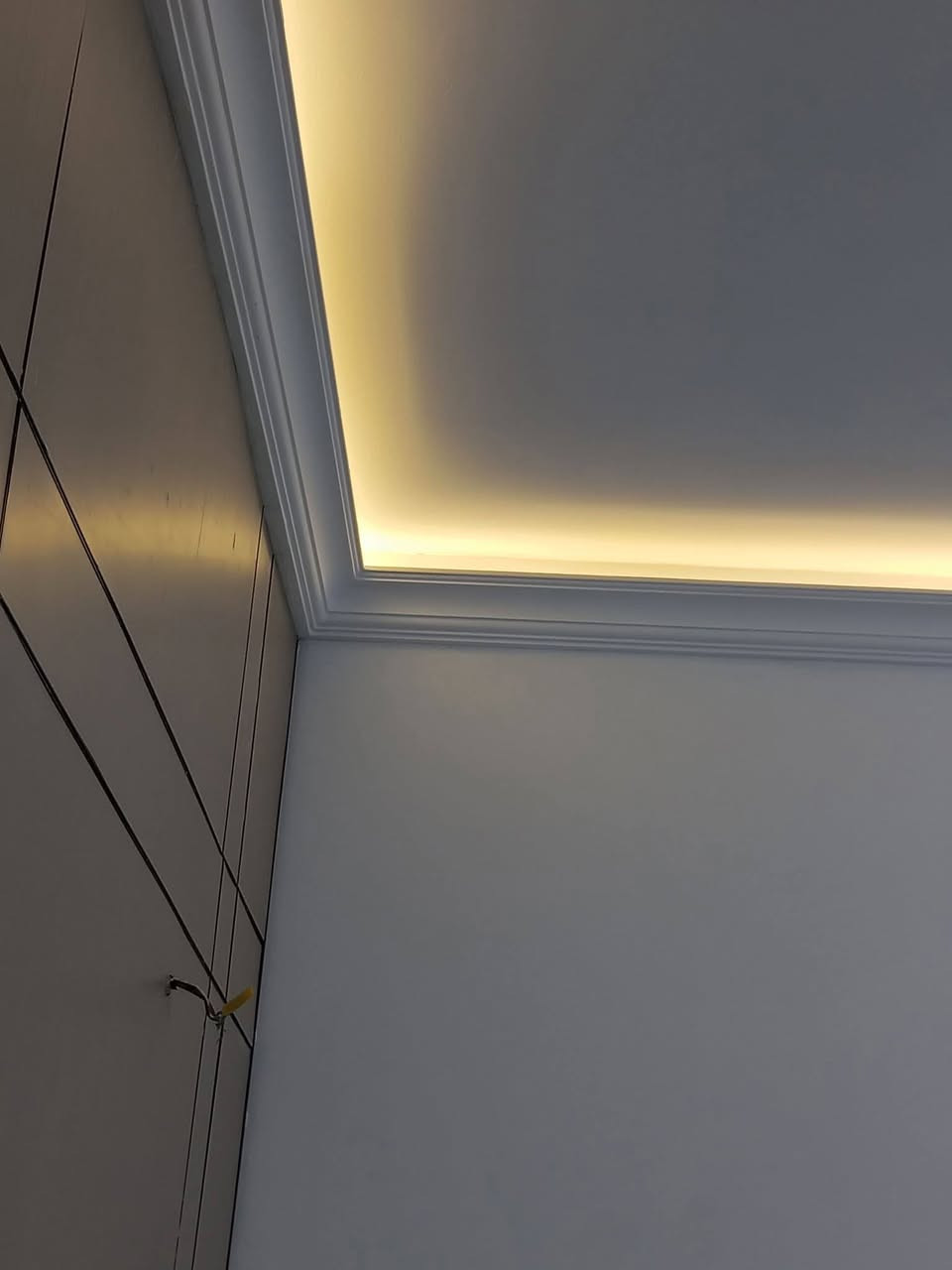 نقدّم خدمات متكاملة في مجال ترميم البيوت بإشراف كوادر فنية متخصصة وخبرة واسعة، مع الالتزام بأعلى معايير الجودة والدقة في التنفيذ، لتحويل المنازل القديمة إلى مساحات حديثة وآمنة ومريحة.
أولاً: أعمال الفحص والتقييم
نبدأ بعملية الكشف الشامل للبيت لتحديد الأضرار مثل التشققات، الرطوبة، ضعف الأساسات أو التمديدات، ووضع خطة ترميم مناسبة حسب الحالة.
ثانياً: أعمال الهدم والإزالة
تشمل إزالة الأجزاء المتضررة أو القديمة مثل الجدران المتشققة، الأرضيات التالفة، والأسقف غير الآمنة، مع الحفاظ على الهيكل الأساسي للمنزل.
ثالثاً: أعمال البناء والإصلاح
إعادة بناء الجدران، معالجة الشقوق، تقوية الأعمدة والأسقف، واستخدام مواد حديثة لضمان المتانة والاستدامة.
رابعاً: التمديدات الصحية والكهربائية
تجديد شبكات الماء والمجاري، وتمديد الكهرباء بشكل حديث وآمن، مع استخدام تجهيزات ذات جودة عالية.
خامساً: أعمال العزل
تنفيذ عزل مائي وحراري للأسطح والجدران لمنع تسرب المياه وتقليل تأثير الحرارة.
سادساً: أعمال الإنهاءات (التشطيبات)
تشمل التبليط، الدهانات، الجبس، تركيب الأبواب والنوافذ، وإضافة لمسات ديكور عصرية تناسب ذوق العميل.
سابعاً: أعمال الواجهات الخارجية
تحديث واجهة المنزل باستخدام أصباغ حديثة أو حجر وديكورات خارجية تعطي مظهراً جميلاً وحديثاً.
ثامناً: التنظيف والتسليم
تنظيف الموقع بالكامل بعد انتهاء العمل وتسليم المشروع بشكل جاهز للسكن. 
 اي استفسار الاتصال على الرقم التالي ***********
