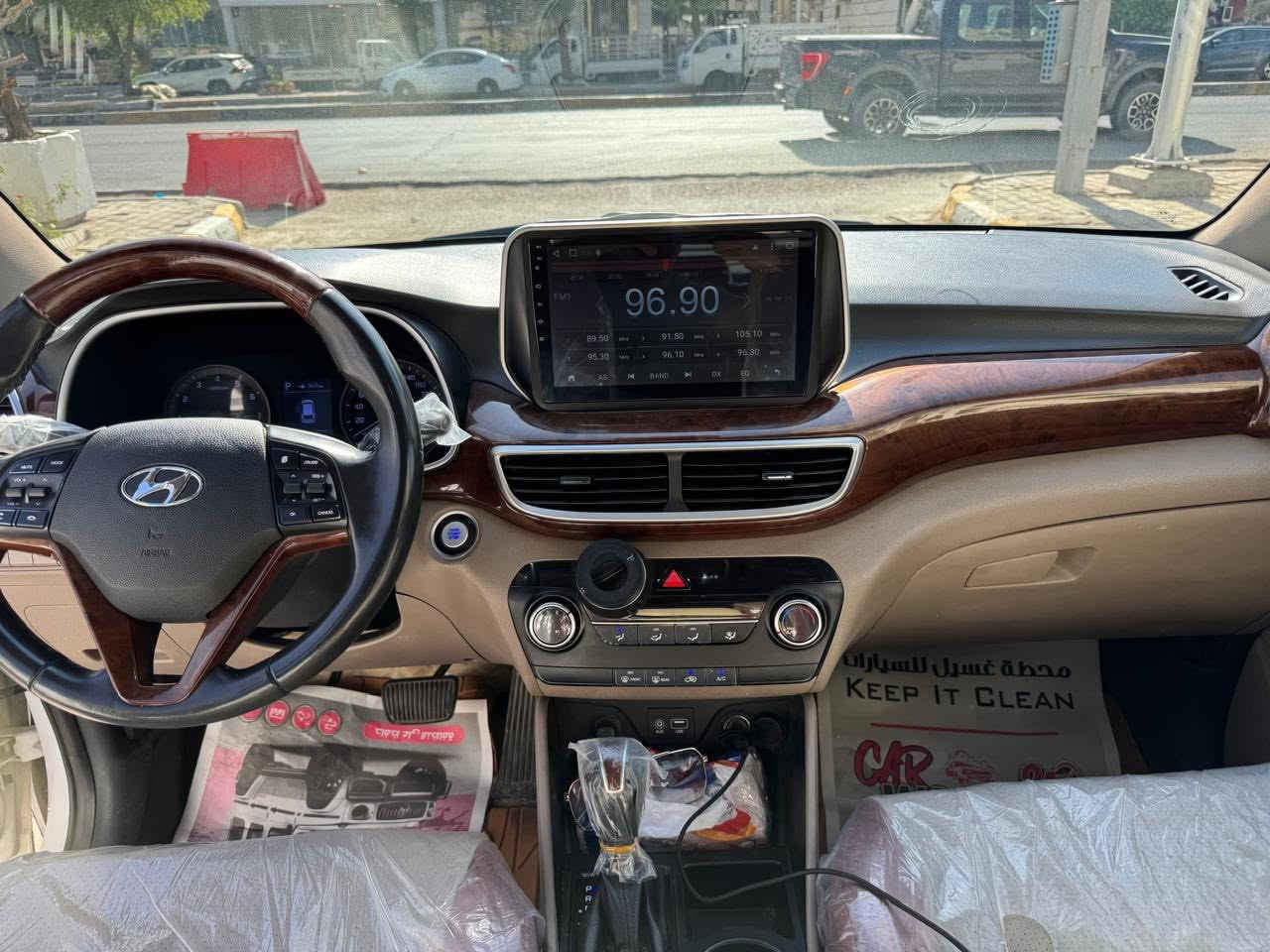 السلام عليكم توسان خليجي ٢٠١٩ فول مواصفات ماشيه ٧٦ السياره جديده بانوراما بصمه تشغيل وابواب ومقاعد جلد شاشه كامره اشاره ترحيب كشنات كهرباء وباقي المواصفات المعروفه للفول بيها خشم البنيد مقدار الكارت صبغ والدعاميه مصبوغه السعر ١٨٤ وبيها مجال حك الجيه مكاني المنصور الاسكان رقم المبايل ***********
