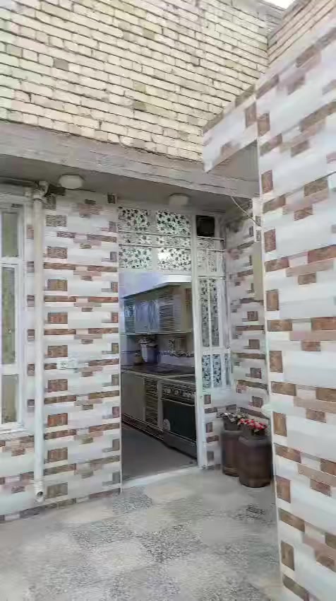 السلام عليكم 
بيت 148 متر طابق واحد مسلح يحتوي على استقبال ومطبخ حار ومطبخ بارد وصاله و غرفتين نوم وحمام 2 الشارع تبليط 12 متر 
العنوان 📍البلديات _تقاطع الكهرباء _خلف اسواق رمانه 
للاستفسار ***********
