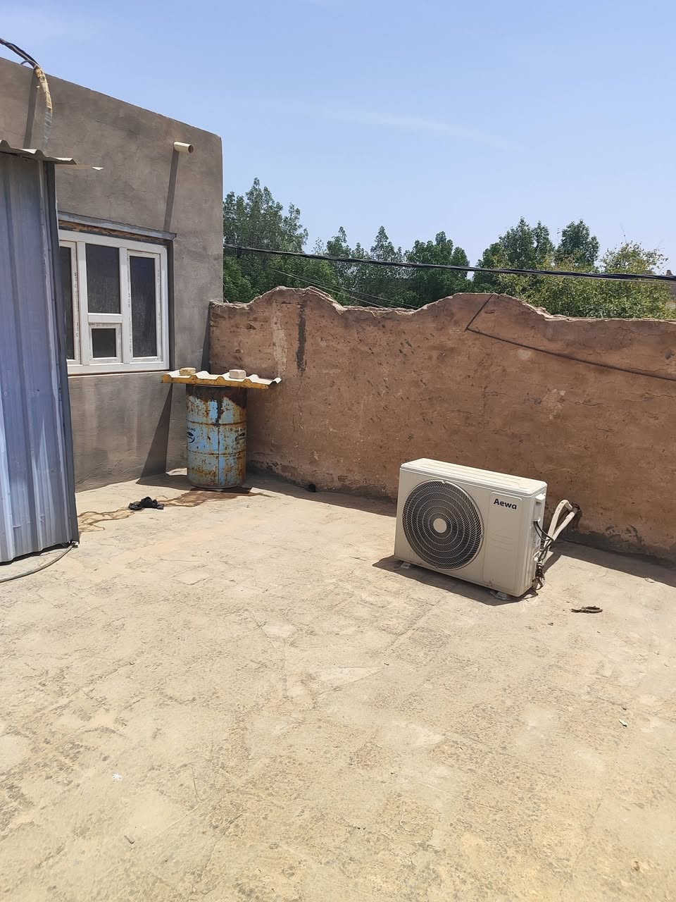 بيت للبيع في حي الجزيره خلف شارع النخيل قريب على سوق الجزيره على ساحه البيت مساحه 147 متر الوجيه 13 او نص والباقي نزال شيلمان نضيف متكون من استقبال أو صاله أو 4 غرف الحديقه من ضمن البيت السعر 165 بي مجال للاستفسار الاتصال ***********
