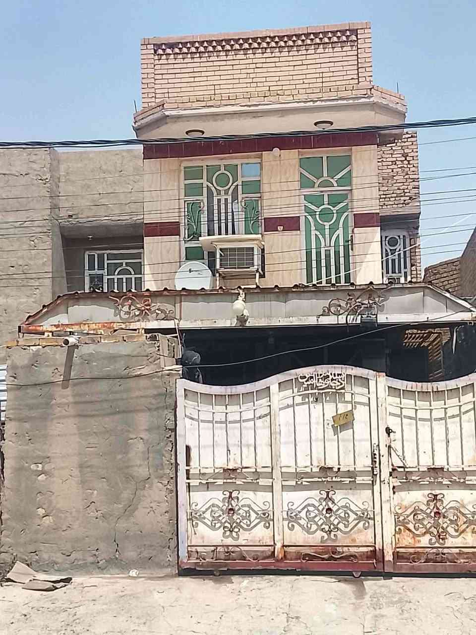 دار للبيع مساحته ١٣٣ طابو صرف طابقين 
 الموقع الحله حي العسكري خلف مستوصف شهيد الاسلام مقابل هيئه المشاريع النفطيه بالفرع 
ملاحظة: البيت عوزه شويه ترتيب ارضيه صبه مطبكه ولبخ شغلات بسيطه
للاستفسار اتصل ***********
بابل شارع 80 القبة الذهبيه
عقارات البارون
