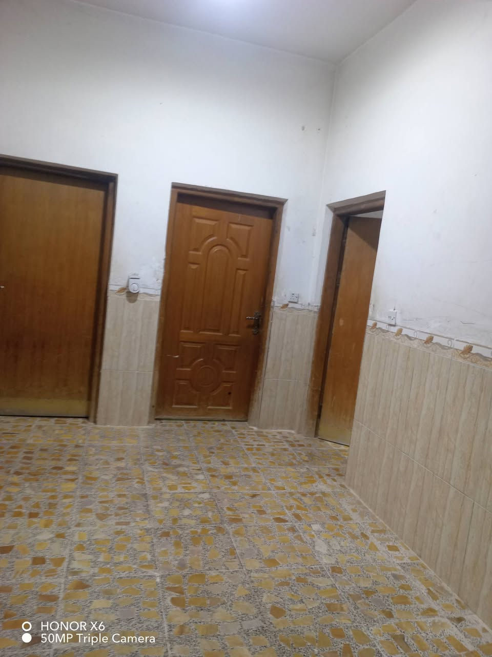 بيت للبيع مساحه 300 متر طابق واحد يتكون غرف عدد ثنين وصاله وستقبال ومطبخ و صحيات داخلي وخارجي         الارظيه كاشي السعر مناسب الاتصال على الرقم ***********
