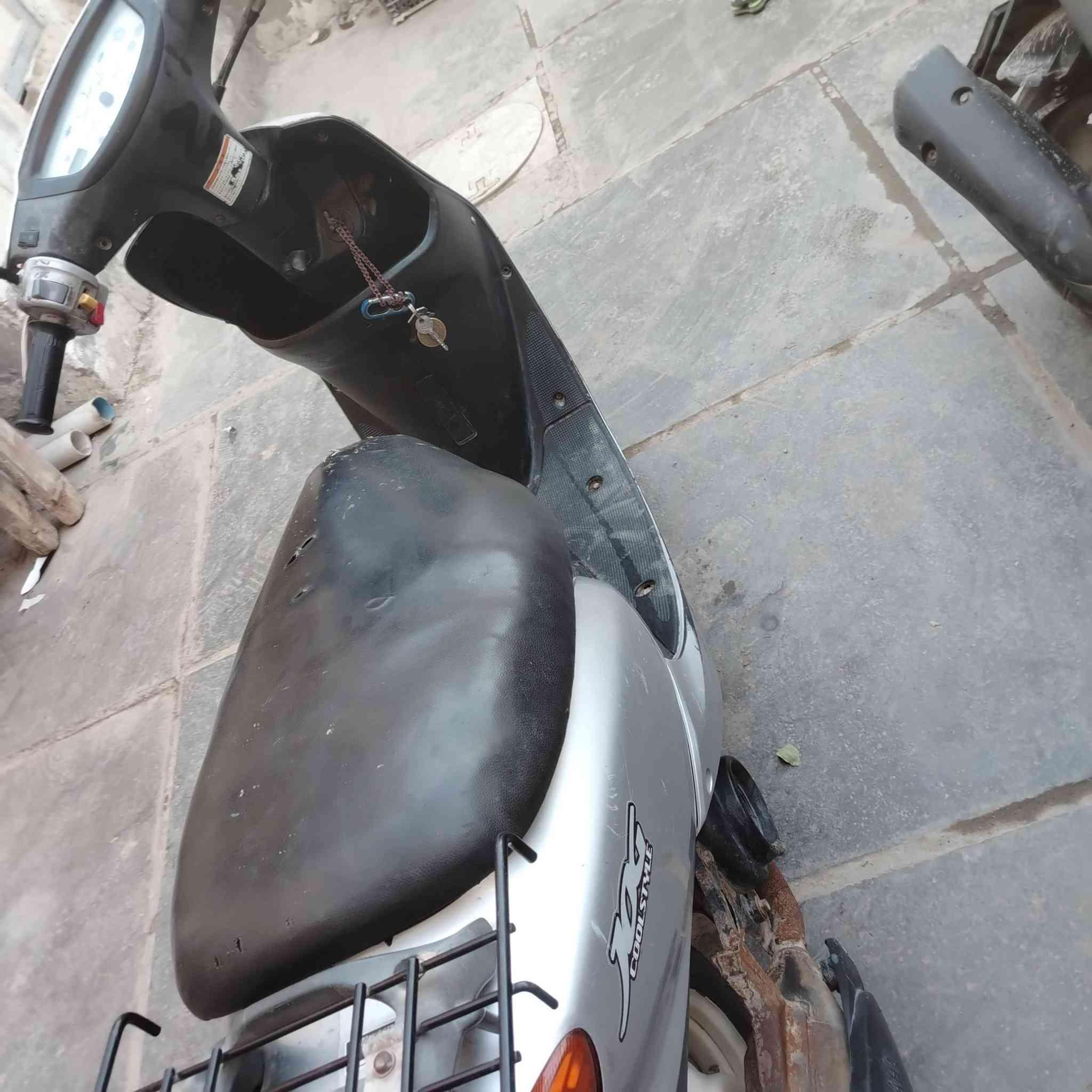 السلام عليكم عصفوريه 60 ام الريمونت شغاله دوسة هندر (السلف شغال بس بي جرخه ميشغلها من اخذتها هيج) 
بيها گلوب امامي لد ماخذه ب 30 الف 
الدراجه كامله تنگر وتطلع سويجين بيها و ريمونت شغال بس تشد قمجي كامل استان تعليگ وستان صفح كهربائي شغال. بيها ضربه كدامك ب الكفر الامامي مضيعها بلاصق.  اشاير عداد سرعه وكيلو متر وعداد بانزين شغالات 
سعرها 200 قفل قفل مكان بغداد مدينة الصدر قطاع 38
***********

بي واتساب
